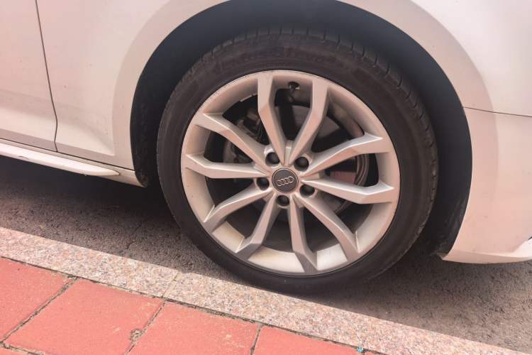 Used Audi A4L 2018 30th Anniversary Edition 40 TFSI Fashion Model Right Front Wheel Hub