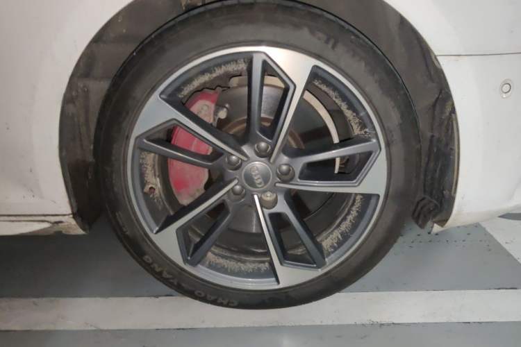 Used Audi A4L 2018 30th Anniversary Edition 45 TFSI quattro Sport model Right Front Wheel Hub