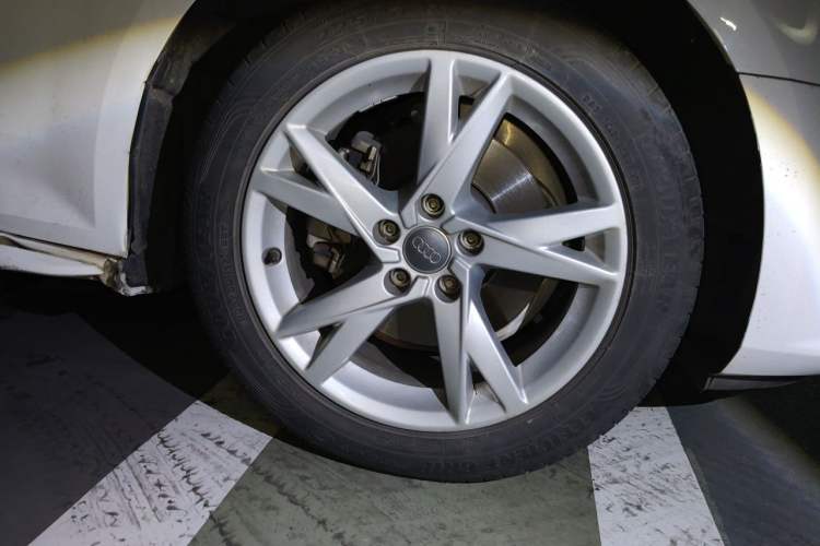 Used Audi A4L 2018 30th Anniversary Edition 40 TFSI Trendy Model Right Front Wheel Hub