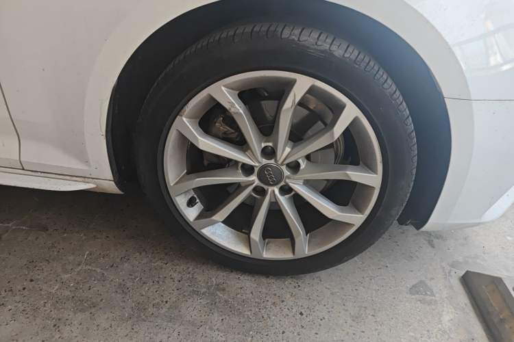 Used Audi A4L 2018 30th Anniversary Edition 40 TFSI Fashion Model Right Front Wheel Hub