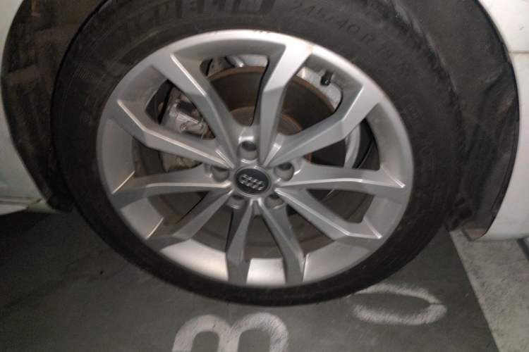Used Audi A4L 2018 30th Anniversary Edition 40 TFSI Fashion Model Right Front Wheel Hub
