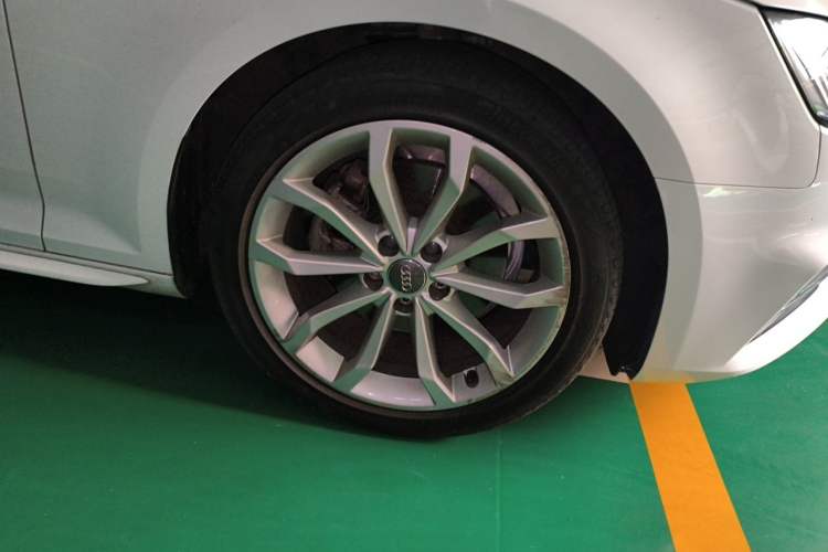 Used Audi A4L 2018 30th Anniversary Edition 40 TFSI Fashion Model Right Front Wheel Hub