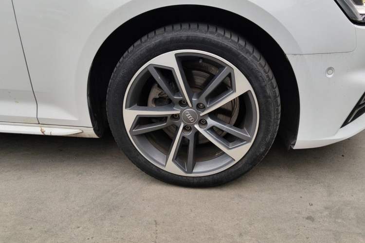 Used Audi A4L 2018 30th Anniversary Edition 40 TFSI Sport Edition Right Front Wheel Hub