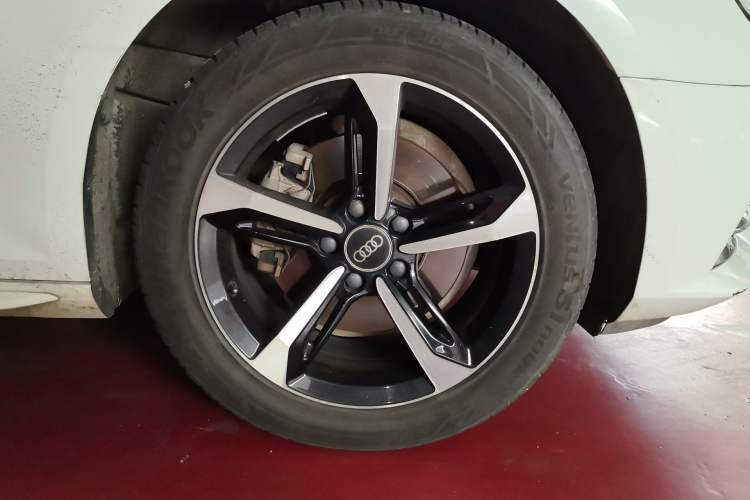 Used Audi A4L 2018 30th Anniversary Edition 40 TFSI Trendy Model Right Front Wheel Hub