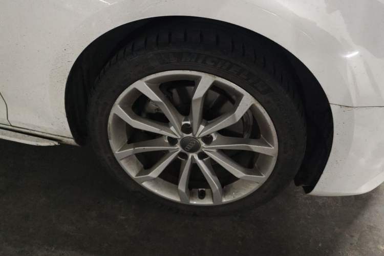 Used Audi A4L 2018 30th Anniversary Edition 40 TFSI Fashion Model Right Front Wheel Hub