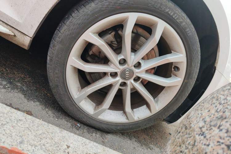 Used Audi A4L 2018 30th Anniversary Edition 40 TFSI Fashion Model Right Front Wheel Hub