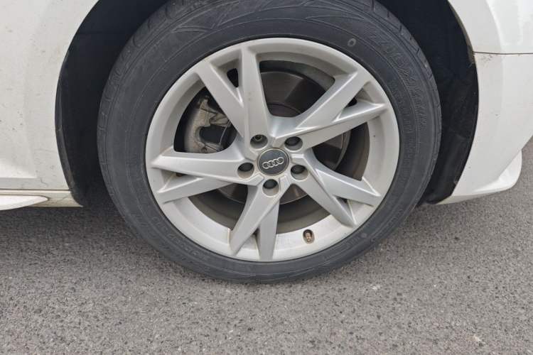 Used Audi A4L 2018 30th Anniversary Edition 40 TFSI Trendy Model Right Front Wheel Hub