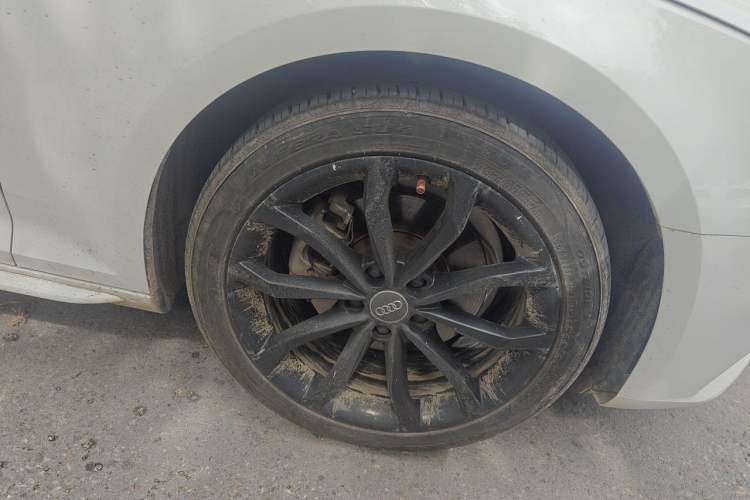 Used Audi A4L 2018 30th Anniversary Edition 40 TFSI Fashion Model Right Front Wheel Hub