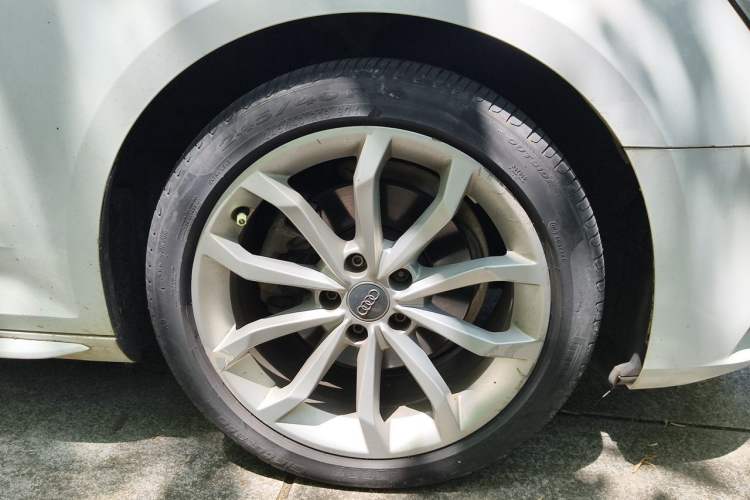 Used Audi A4L 2018 30th Anniversary Edition 40 TFSI Fashion Model Right Front Wheel Hub