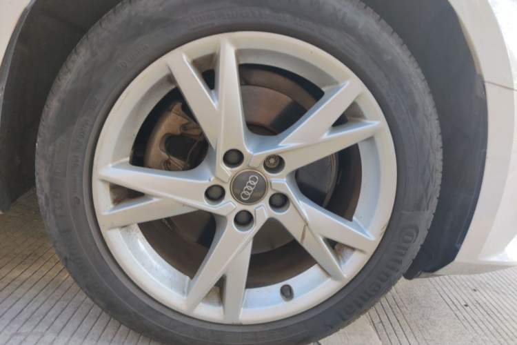 Used Audi A4L 2018 30th Anniversary Edition 40 TFSI Trendy Model Right Front Wheel Hub
