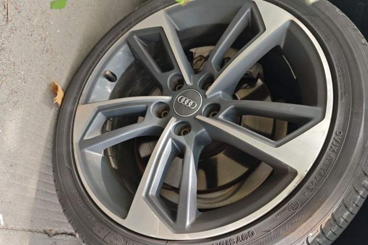 Used Audi A4L 2018 30th Anniversary Edition 40 TFSI Fashion Model Right Front Wheel Hub