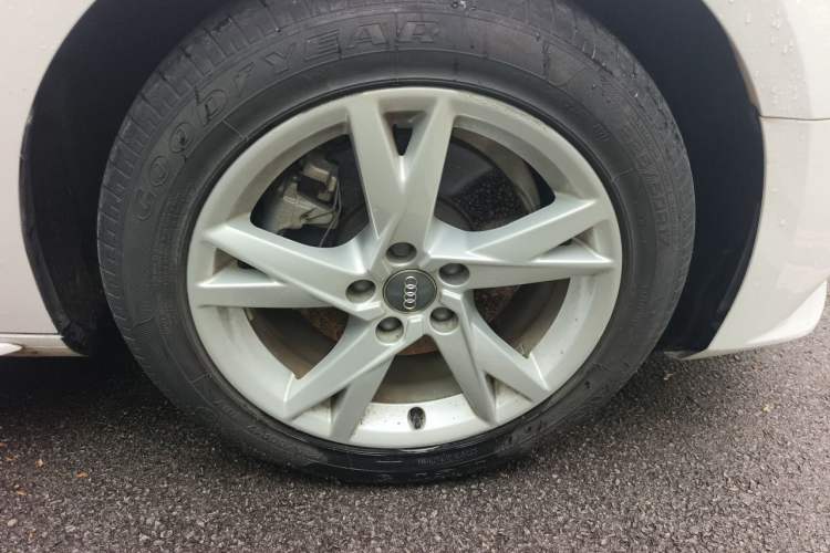Used Audi A4L 2018 30th Anniversary Edition 40 TFSI Trendy Model Right Front Wheel Hub