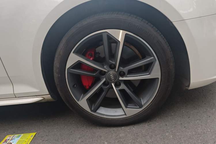 Used Audi A4L 2018 30th Anniversary Edition 45 TFSI quattro Sport model Right Front Wheel Hub