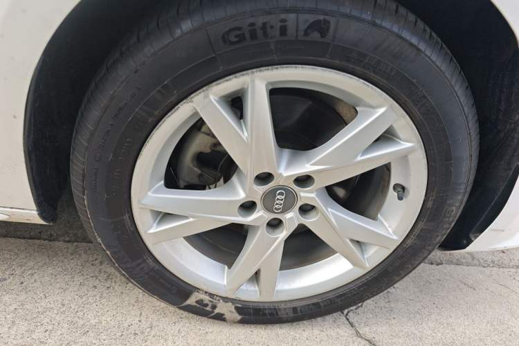 Used Audi A4L 2018 30th Anniversary Edition 40 TFSI Trendy Model Right Front Wheel Hub