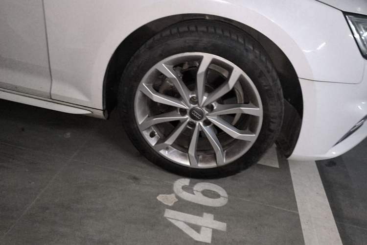 Used Audi A4L 2018 30th Anniversary Edition 40 TFSI Fashion Model Right Front Wheel Hub