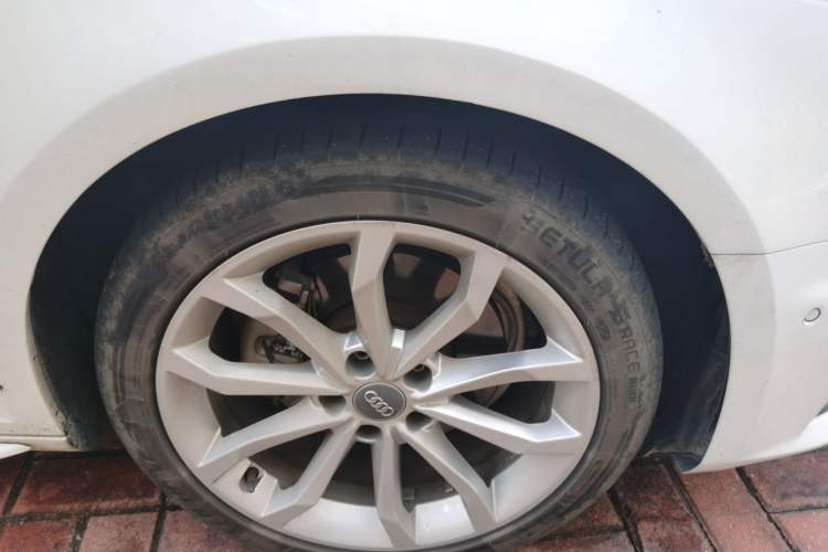 Used Audi A4L 2018 30th Anniversary Edition 45 TFSI quattro Sport model Right Front Wheel Hub