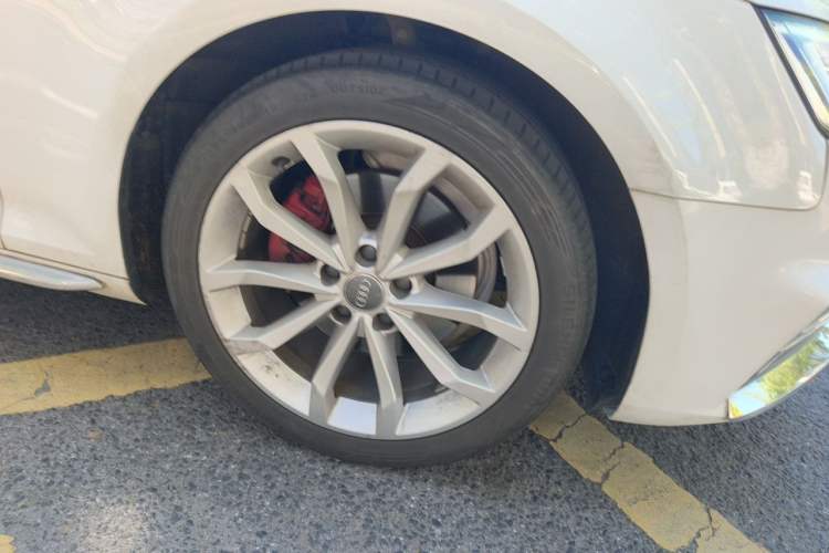 Used Audi A4L 2018 30th Anniversary Edition 40 TFSI Fashion Model Right Front Wheel Hub