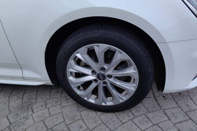 Used Audi A4L 2018 30th Anniversary Edition 40 TFSI Trendy Model Right Front Wheel Hub