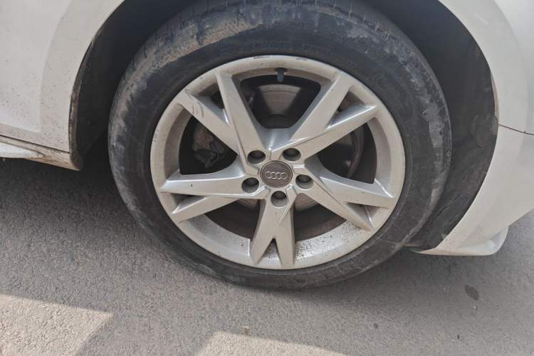 Used Audi A4L 2018 30th Anniversary Edition 40 TFSI Trendy Model Right Front Wheel Hub