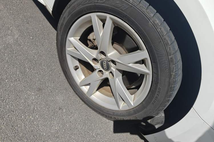 Used Audi A4L 2018 30th Anniversary Edition 40 TFSI Trendy Model Right Front Wheel Hub