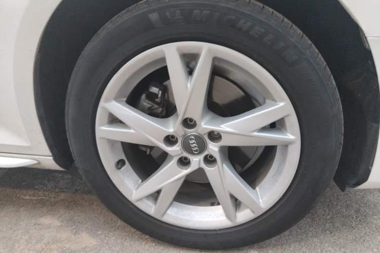 Used Audi A4L 2018 30th Anniversary Edition 40 TFSI Trendy Model Right Front Wheel Hub