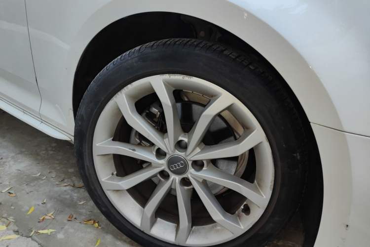 Used Audi A4L 2018 30th Anniversary Edition 40 TFSI Fashion Model Right Front Wheel Hub