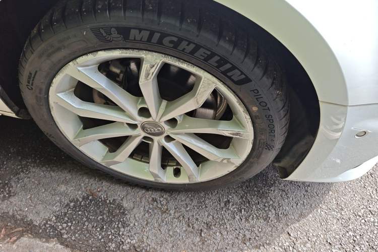 Used Audi A4L 2018 30th Anniversary Edition 40 TFSI Fashion Model Right Front Wheel Hub