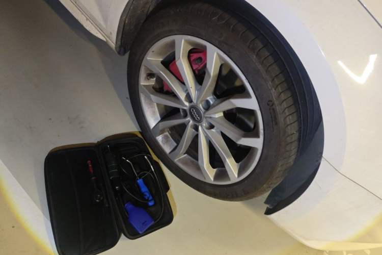 Used Audi A4L 2018 30th Anniversary Edition 45 TFSI quattro Individual Sport Edition Right Front Wheel Hub