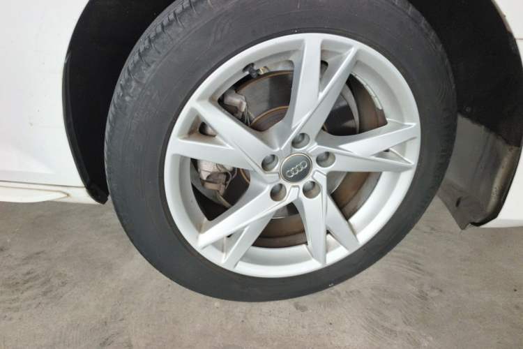 Used Audi A4L 2018 30th Anniversary Edition 40 TFSI Trendy Model Right Front Wheel Hub