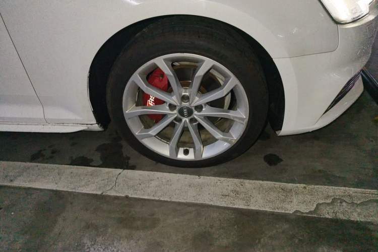Used Audi A4L 2018 30th Anniversary Edition 40 TFSI Fashion Model Right Front Wheel Hub