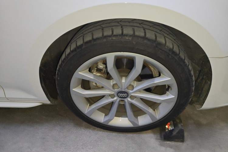 Used Audi A4L 2018 30th Anniversary Edition 40 TFSI Fashion Model Right Front Wheel Hub