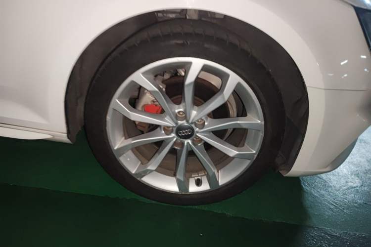 Used Audi A4L 2018 30th Anniversary Edition 40 TFSI Fashion Model Right Front Wheel Hub