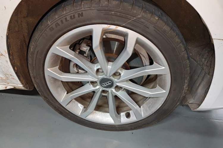 Used Audi A4L 2018 30th Anniversary Edition 40 TFSI Fashion Model Right Front Wheel Hub