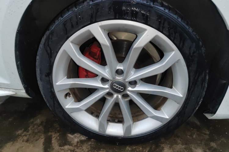 Used Audi A4L 2018 30th Anniversary Edition 40 TFSI Fashion Model Right Front Wheel Hub