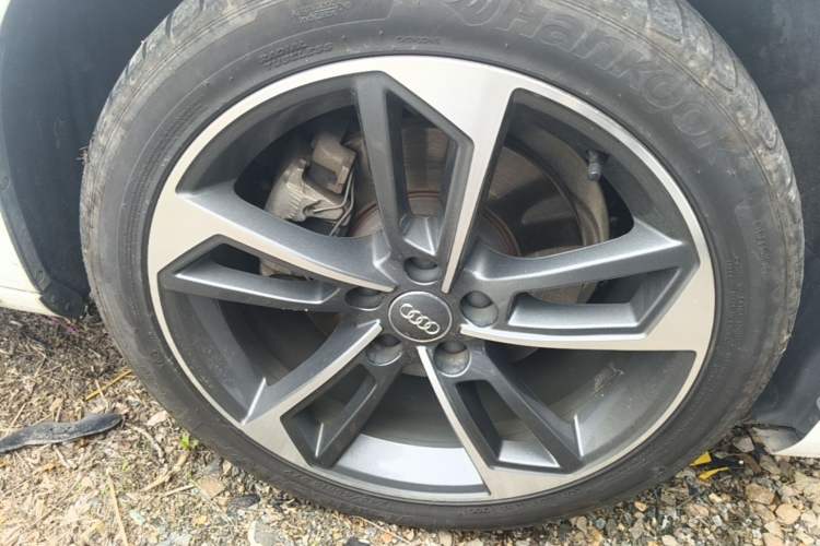 Used Audi A4L 2018 30th Anniversary Edition 40 TFSI Fashion Model Right Front Wheel Hub