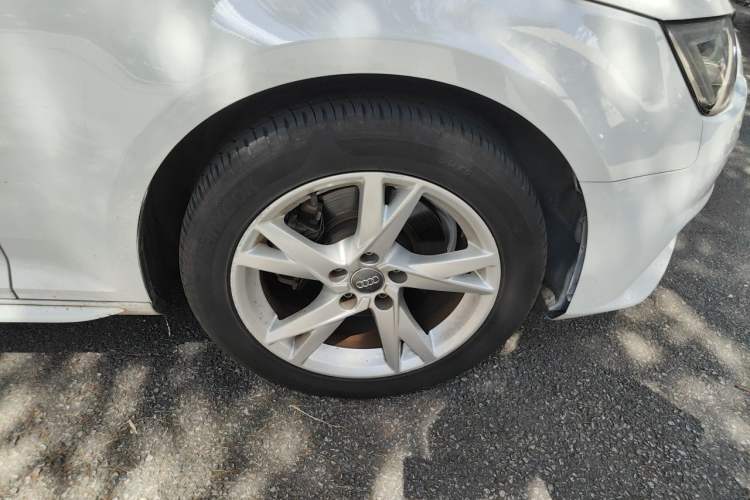 Used Audi A4L 2018 30th Anniversary Edition 40 TFSI Trendy Model Right Front Wheel Hub