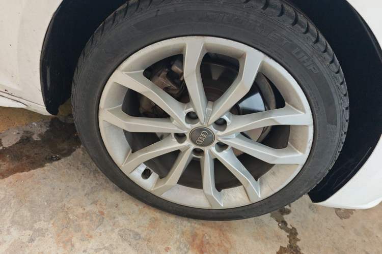 Used Audi A4L 2018 30th Anniversary Edition 40 TFSI Fashion Model Right Front Wheel Hub
