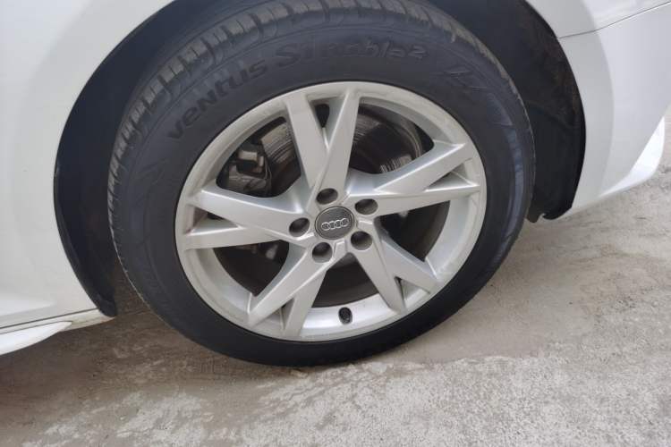 Used Audi A4L 2018 30th Anniversary Edition 40 TFSI Trendy Model Right Front Wheel Hub