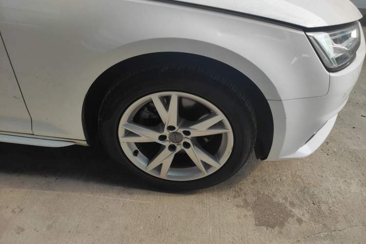 Used Audi A4L 2018 30th Anniversary Edition 40 TFSI Trendy Model Right Front Wheel Hub