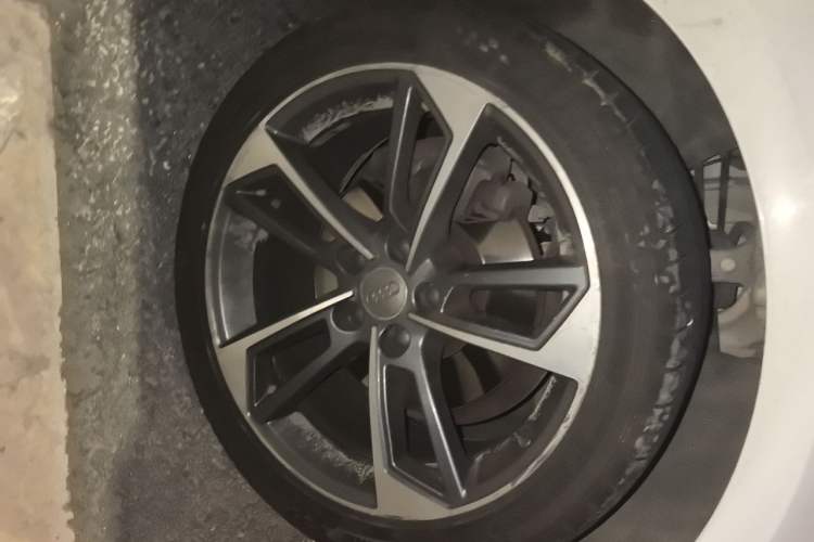 Used Audi A4L 2018 30th Anniversary Edition 40 TFSI Trendy Model Right Front Wheel Hub