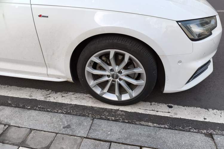 Used Audi A4L 2018 30th Anniversary Edition 40 TFSI Fashion Model Right Front Wheel Hub