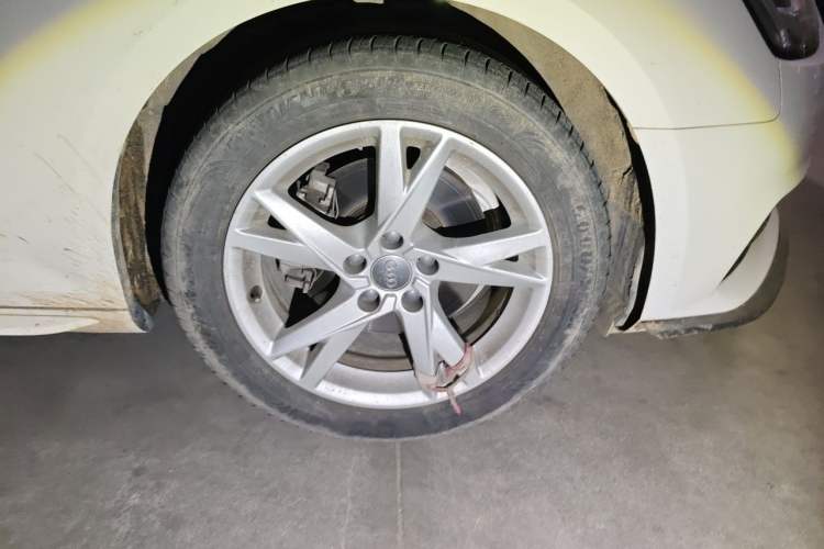 Used Audi A4L 2018 30th Anniversary Edition 40 TFSI Trendy Model Right Front Wheel Hub