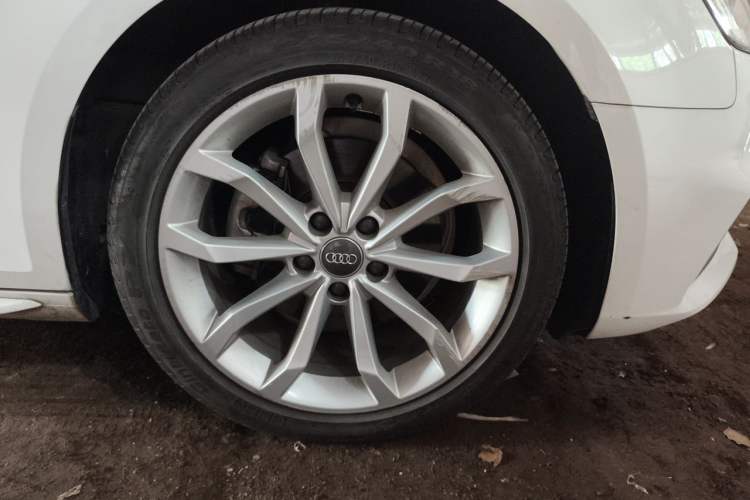 Used Audi A4L 2018 30th Anniversary Edition 40 TFSI Fashion Model Right Front Wheel Hub