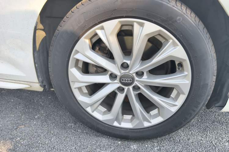 Used Audi A4L 2018 30th Anniversary Edition 40 TFSI Trendy Model Right Front Wheel Hub