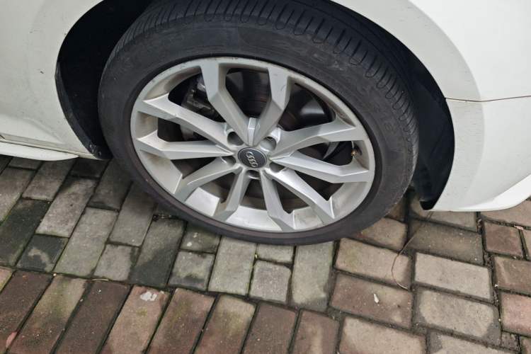 Used Audi A4L 2018 30th Anniversary Edition 40 TFSI Trendy Model Right Front Wheel Hub