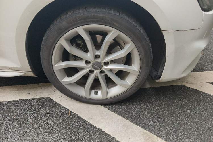 Used Audi A4L 2018 30th Anniversary Edition 40 TFSI Fashion Model Right Front Wheel Hub