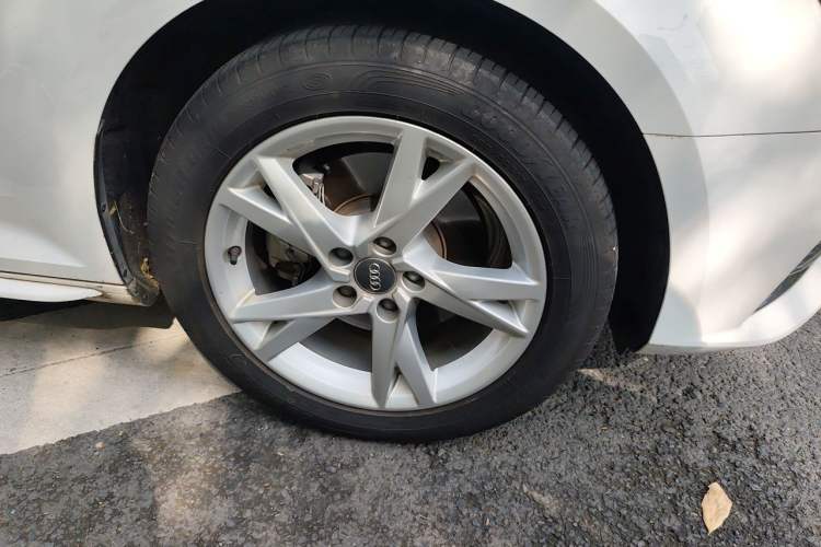 Used Audi A4L 2018 30th Anniversary Edition 40 TFSI Trendy Model Right Front Wheel Hub