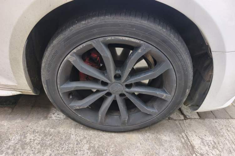 Used Audi A4L 2018 30th Anniversary Edition 40 TFSI Fashion Model Right Front Wheel Hub