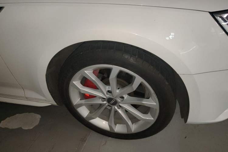 Used Audi A4L 2018 30th Anniversary Edition 45 TFSI quattro Individual Sport Edition Right Front Wheel Hub