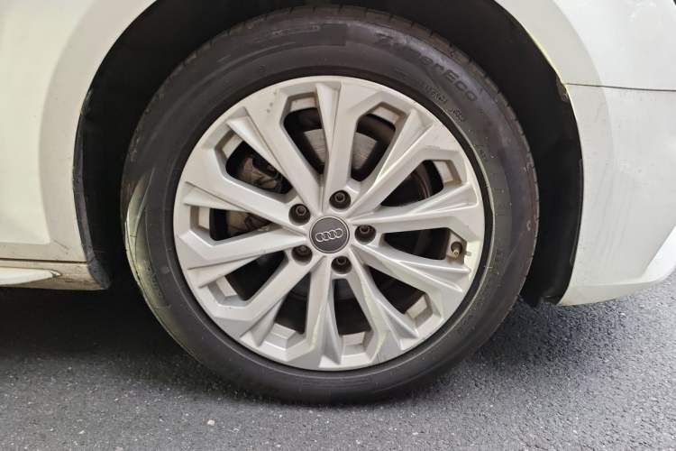 Used Audi A4L 2018 30th Anniversary Edition 40 TFSI Trendy Model Right Front Wheel Hub